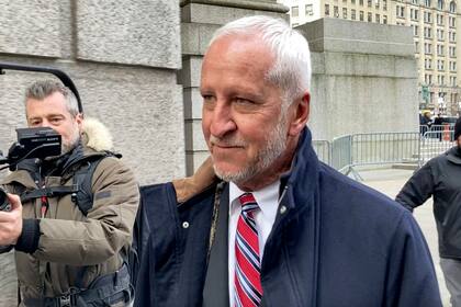 Lawrence Paul Visoski Jr., el antiguo piloto del financiero Jeffrey Epstein, entra a un tribunal federal para testificar en el juicio de tráfico sexual de la socialité británica Ghislaine Maxwell en la ciudad de Nueva York, el martes 30 de noviembre de 2021. (AP Foto/Ted Shaffrey)