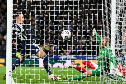 Lawrence Shankland, en una imagen que define al segundo gol
