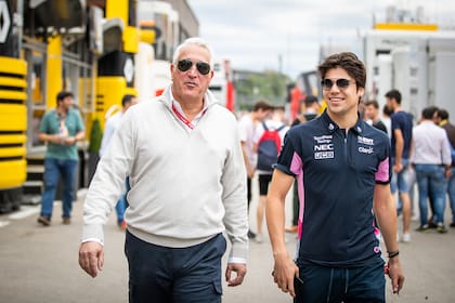Lawrence Stroll camina junto a su hijo Lance, piloto de Racing Point; el magnate ensayará con Aston Martin una nueva apuesta en la Fórmula 1