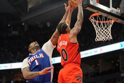 Lawson, Rhoden y Robinson ayudan a Raptors a vencer 118-105 a 76ers