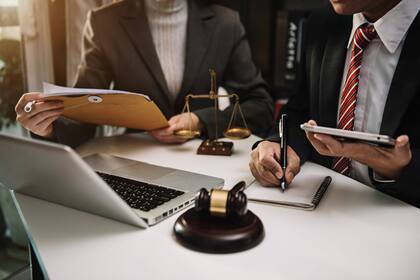 Frases para saludar a los abogados en su día