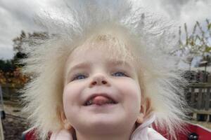 Layla dice que le encanta su cabello.