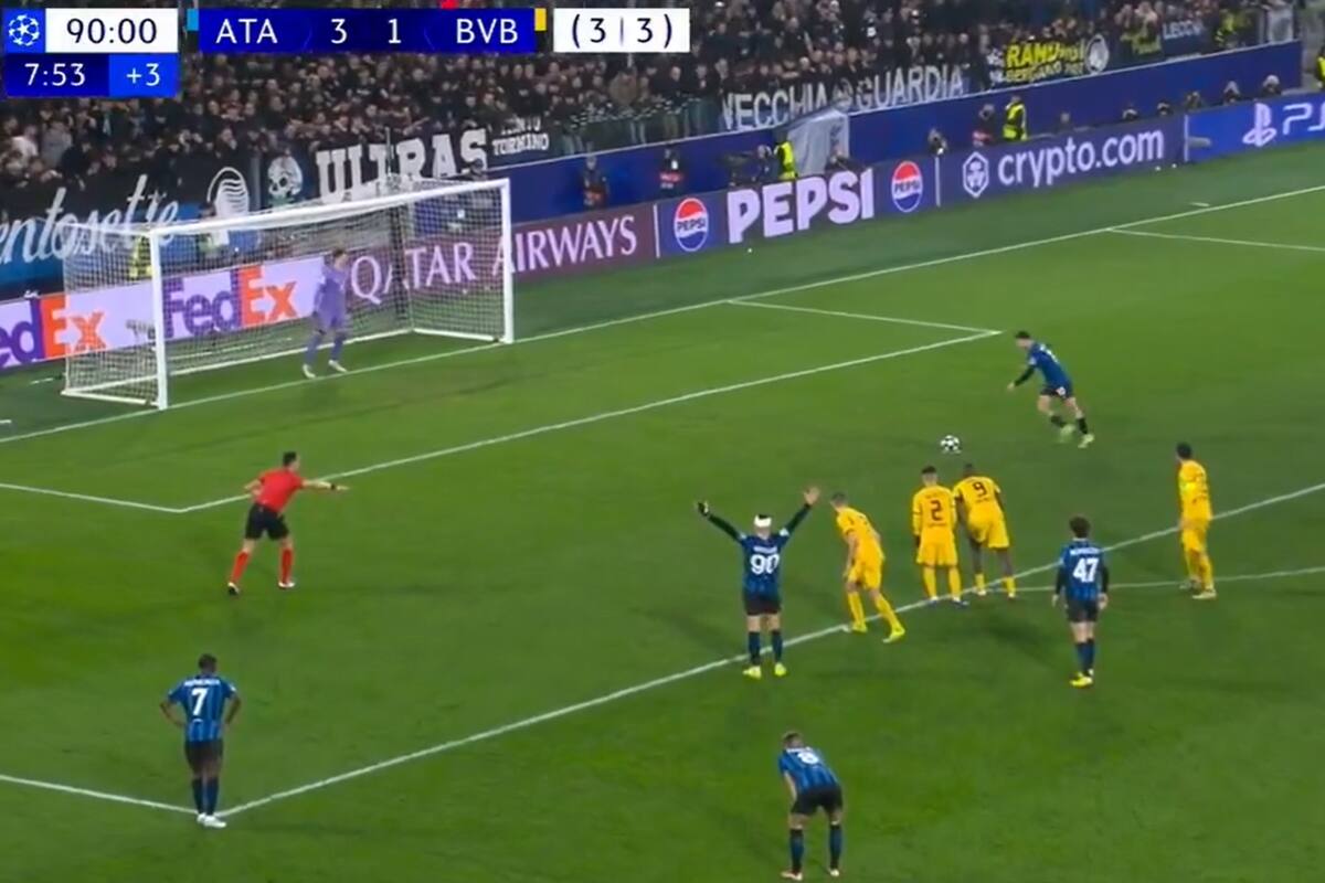 Lazar Samardzic está por patear el penal que definirá el partido, pero Nikola Krstovic, con la cabeza vendada, ya lo celebra por anticipado