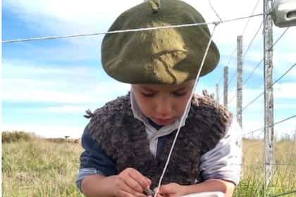 Lázaro tiene cinco años y desde pequeño aprende el oficio de su padre: alambrador