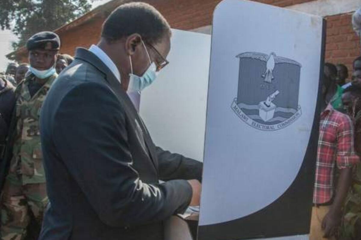 Lazarus Chakwera fue elegido presidente en las elecciones que se repitieron en junio.