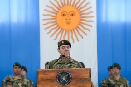 El ministro de Defensa, teniente general Carlos Alberto Presti, en la presentación de la compra de fusiles de origen israelí para las Fuerzas Armadas