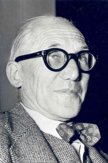 Retrato de Le Corbusier asomado a una de las ventanas de la Tourette.