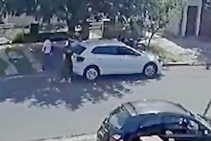 Motochorros sorprendieron a un hombre y a una mujer en Morón y les robaron el auto a punta de pistola