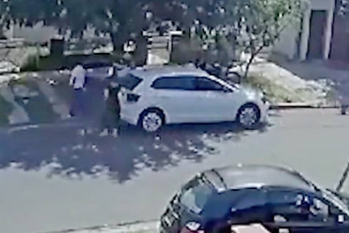 Le apuntaron delante de su hija para robarle el auto