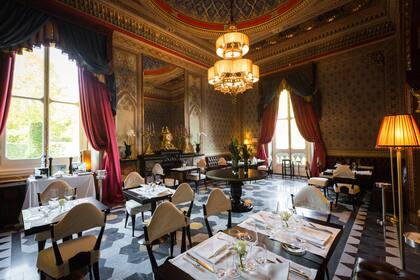 Le Bistrot Restaurant cuenta con la cocina del chef Alessandro Liberatore. En invierno se utiliza el ámbito cerrado del salón morisco; en verano, se muda alrededor de la piscina.