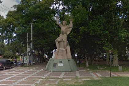 Le colocaron una plaqueta a la estatua ubicada en la costanera