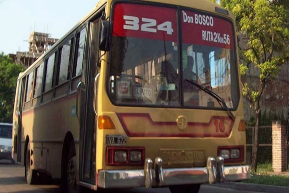 Le cortan un dedo a un chofer de la línea 324 para robarle