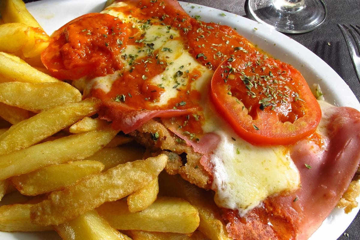 Le decimos "sí" a gritos a la milanesa en todas sus versiones. Desde las clásicas suiza y napolitana hasta versiones con cheddar, panceta o cebolla caramelizada.
