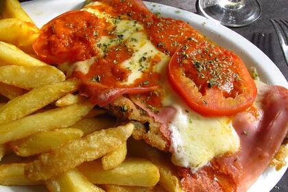 Le decimos "sí" a gritos a la milanesa en todas sus versiones. Desde las clásicas suiza y napolitana hasta versiones con cheddar, panceta o cebolla caramelizada.