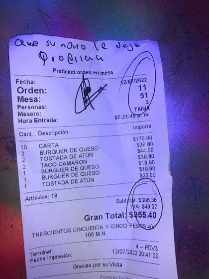 Le dejó un insólito mensaje en el ticket.