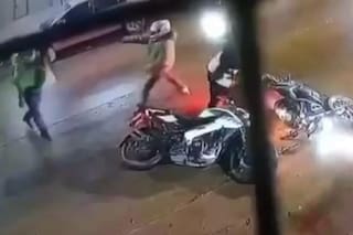 Le dispararon cinco veces para robarle la moto y lo salvó un zapallo que llevaba en la mochila