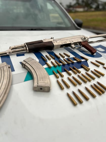 Le incautaron una pistola Ametralladora AK47, año 1989 AC03215 y varias municiones