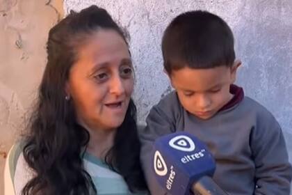 Le informaron que su hijo había salido del país, pero siempre estuvo con la madre