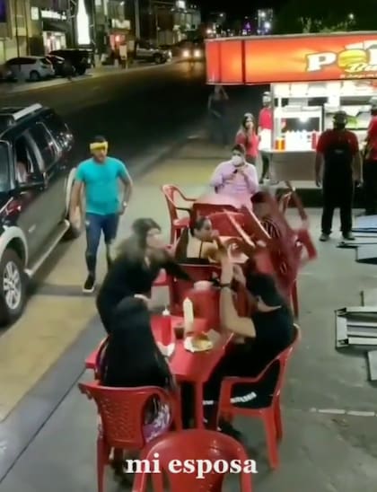 Le lanzó una silla pero no logró golpearlo