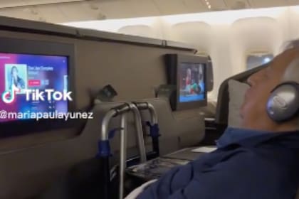 Le llamó la atención la actitud de un señor en un vuelo largo y lo publicó en TikTok