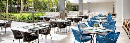 Le Méridien Dania Beach cuenta con varios lugares para comer y degustar cócteles, uno de ellos con inspiración latina