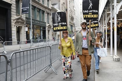 Le miércoles 19 de julio, Susan Sarandon se manifestó acomañada de su hijo Jack Henry Robbins, fruto de su relación con el actor Tim Robbins. (Photo by Rob Kim/Getty Images)