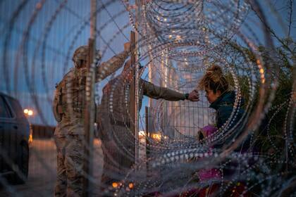 Le mostró al papa imágenes de los albergues para migrantes