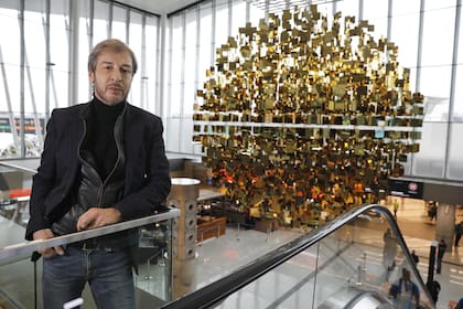 Yamil Le Parc, esta mañana, junto a la nueva obra de su padre: "