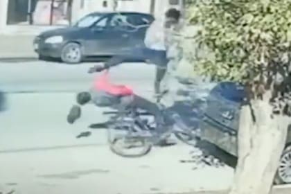 Le pegaron una patada en la cara para recuperar la bicicleta que le había robado a un anciano