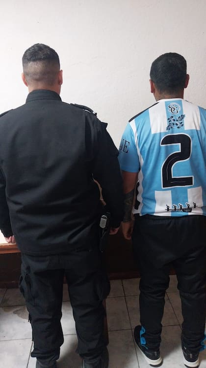 Le pegó al árbitro porque lo expulsó de un partido: fue detenido.