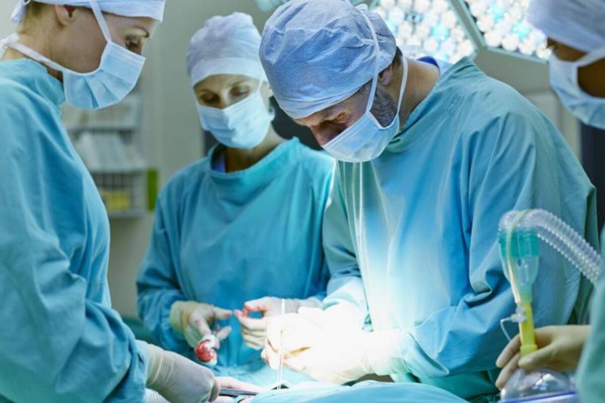 Le practicaron un examen de rayos y revelaron que el hombre tenía unas tijeras en el estómago