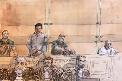 Le Priol (segundo desde la izquierda, arriba) y Romain Bouvier (a la derecha), entre policías y detrás de sus abogados, Xavier Nogueras y Pierre-Henri Baert, en una de las audiencias del juicio de cuatro semanas que terminó con sus condenas en París, según un dibujo judicial.