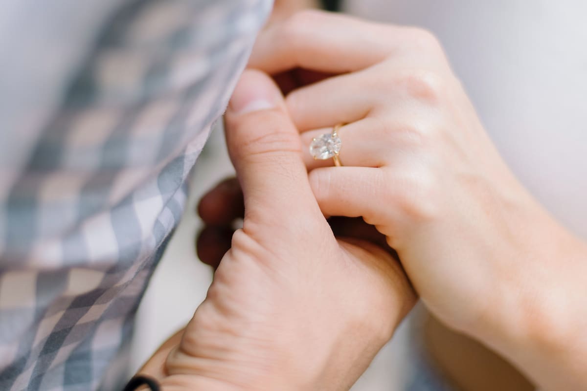 Le propuso matrimonio en un insólito lugar del avión y la actitud de los pasajeros la descolocó