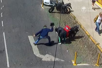 Le querían robar la moto y golpeó con el casco al ladrón