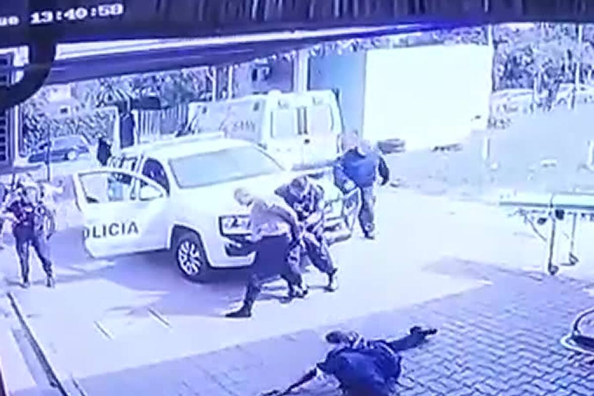 Le quitó el arma a un policía y disparó a quemarropa