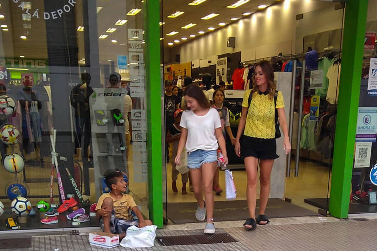 Le regalaron zapatillas a los chicos que pedían en la calle