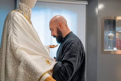 "Le regalé a un sacerdote amigo una prenda diseñada para él y todo creció a partir de allí", recuerda Filippo Sorcinelli