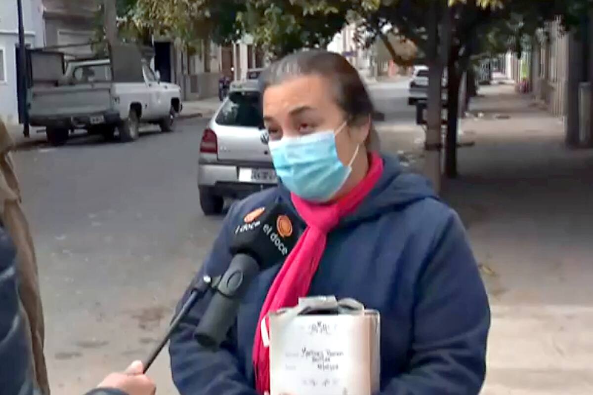 Le robaron las cenizas de sus padres