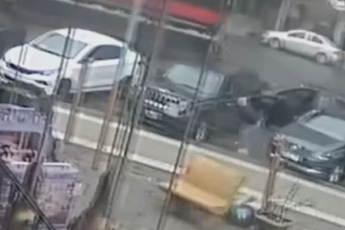 Le sacaron el lugar donde iba a estacionar y enfureció