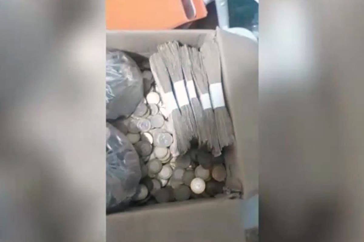 Le sacaron la moto, pagó la multa con monedas y billetes de 10 y les dejó un mensaje a las autoridades del municipio de Bahía Blanca