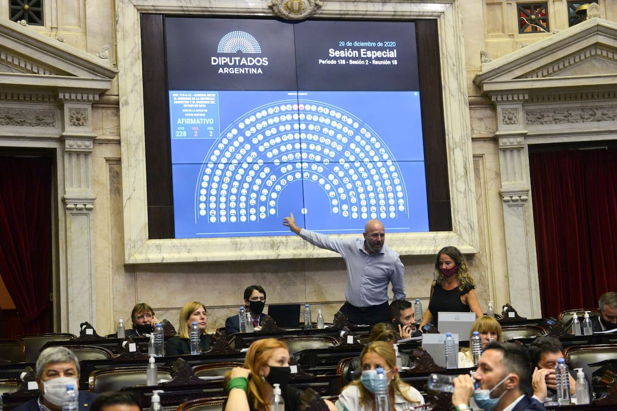 Le sesión comenzó al mediodía