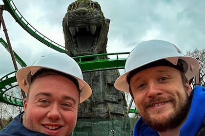 Le tiene miedo a las alturas pero trabajó de probador de montañas rusas y reveló la fortuna que gana (Instagram: @officiallifthillsandthrills)