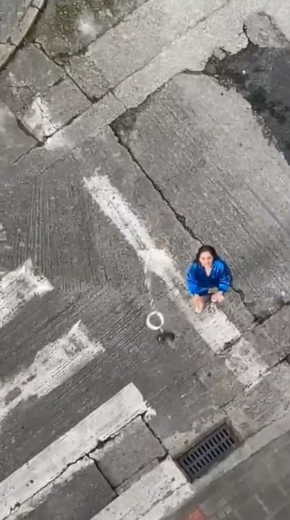 Le tiró las llaves desde un quinto piso y las perdió en la alcantarilla