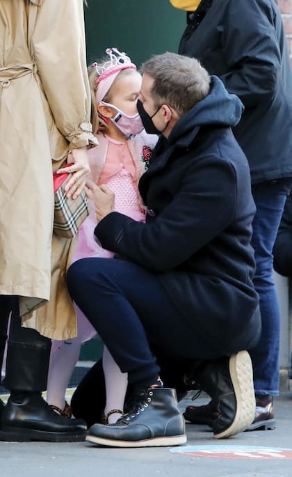 Lea tiene 4 años. Sus padres,
Irina y Bradley, se separaron en
junio de 2019, aunque muchas veces
son fotografiados juntos cuando
coinciden en la puerta del colegio