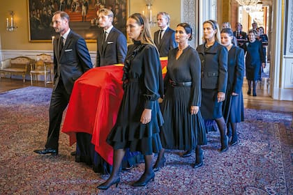 Leah Behn y otros miembros de la familia real noruega llevan el féretro de su abuelo Harald V en la ceremonia de homenaje al rey que se realizó antes de su funeral
Photo: Ole Berg-Rusten / NTB
