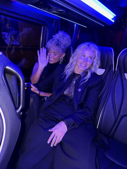 Leah y Elle sonríen ante las cámaras