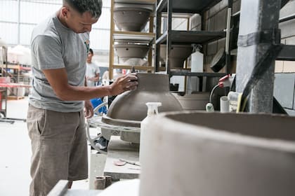 Lean es uno de los empleados de Kamado B10 que mejor domina el torno y el barro.