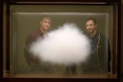 Dan Cameron, curador de la muestra del Malba, y Erlich con la obra The Cloud (2018)