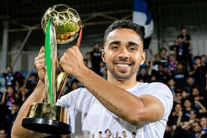 Es el goleador del equipo revelación de la Champions y su selección debutará en el Mundial... pero él renunció