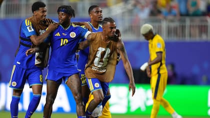 Leandro Bacuna y sus compañeros de la selección de Curazao festejan el empate ante Ecuador en el Mundial